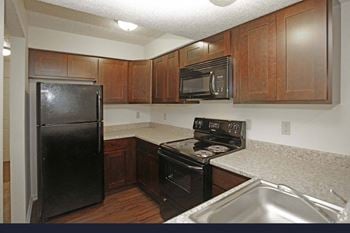 Kitchen fully-equipped with appliances at Hudson Pointe Apartments in Kansas City, MO